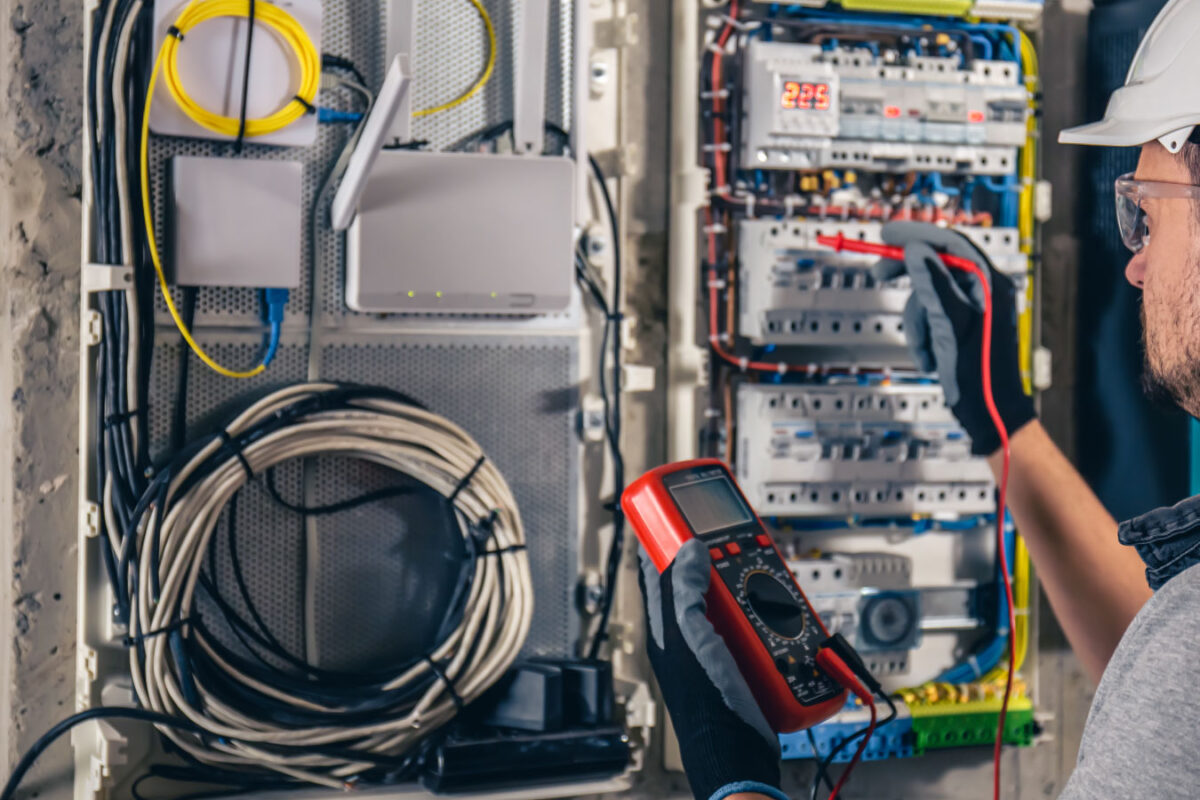 Mantenimiento Eléctrico Industrial en Cali: Garantía en la Continuidad del servicio y Cumplimiento del reglamento RETIE