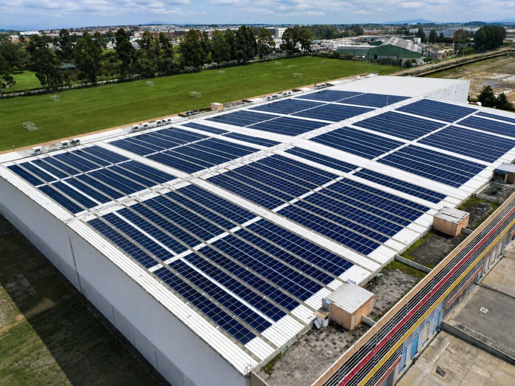 Gran cubierta industrial con paneles solares instalados por EPRING en Cali y Valle del Cauca